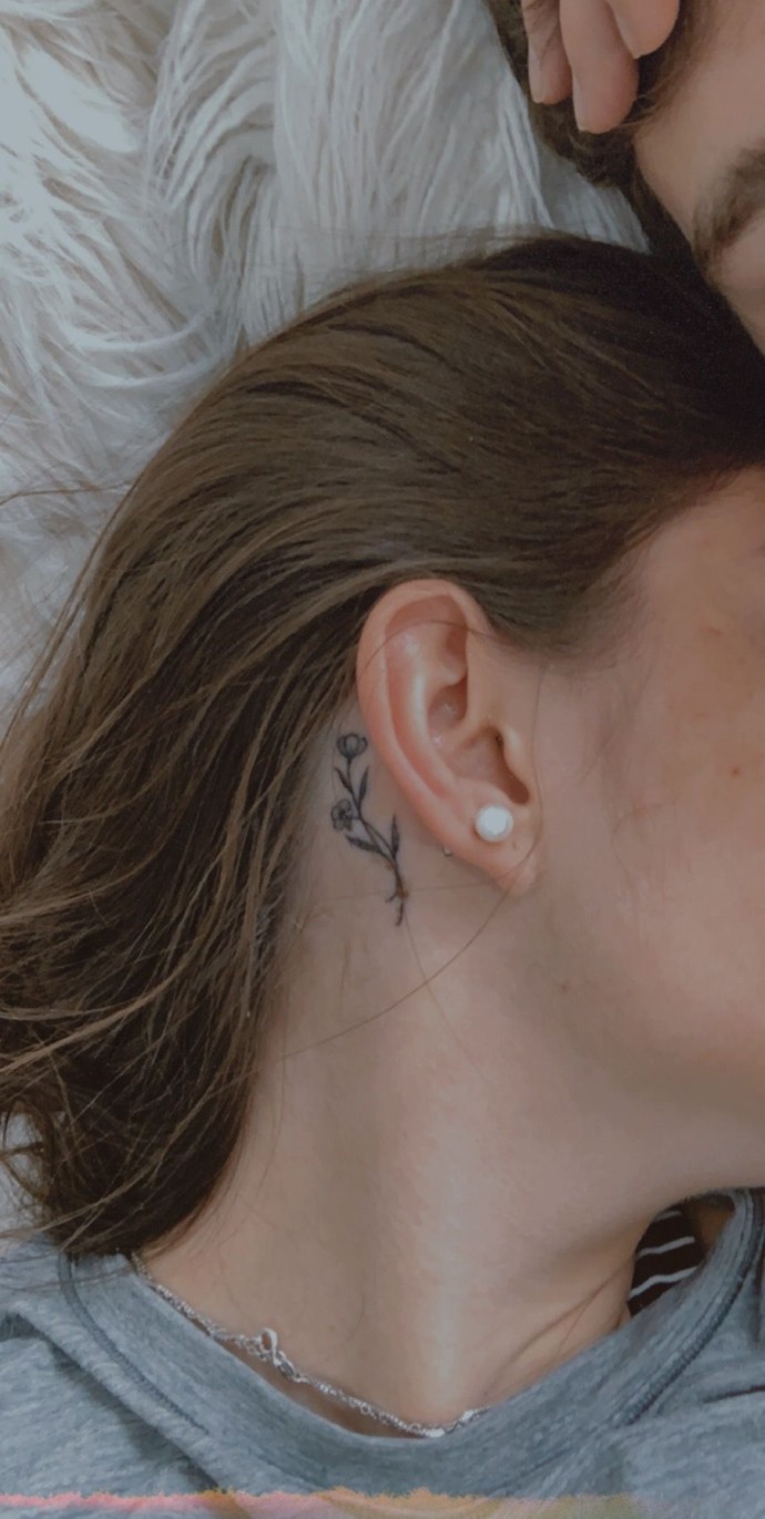 Behind the Ear Flower Tattoos: Delicate Designs & Ideas Behind the Ear Flower Tattoos: Delicate Designs & Ideas